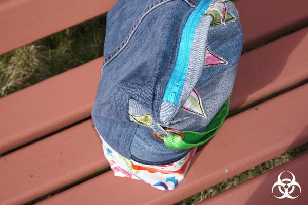 Die Rückseite besteht nur aus einem aufgeschnittenen Jeansbein.