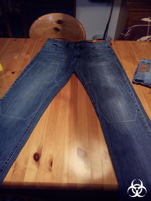Alte Jeans, die neue Mini-Hose ist schon aufgezeichnet.